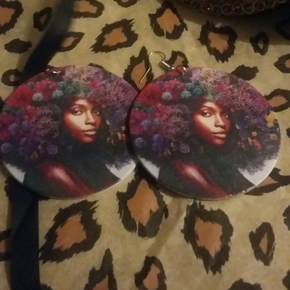 Round earring - Picture 3 of 3